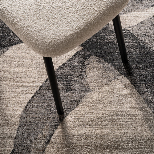 Alfombra Dolce bajo un sillón tapizado