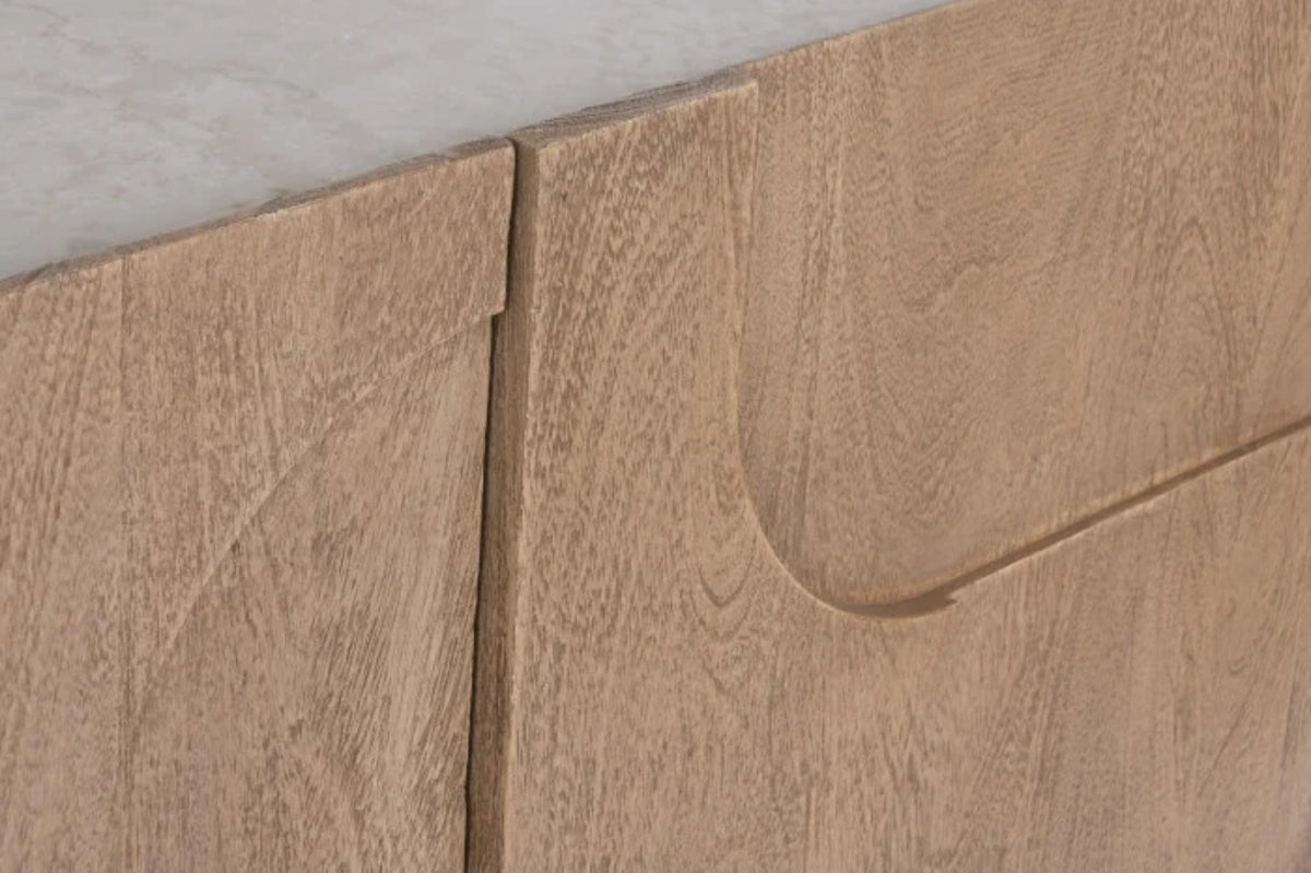 Detalle del relieve tallado de las puertas del Buffet Arles