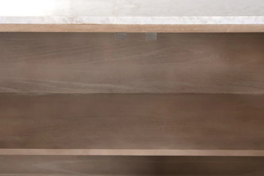 Estante interior del Buffet Arles