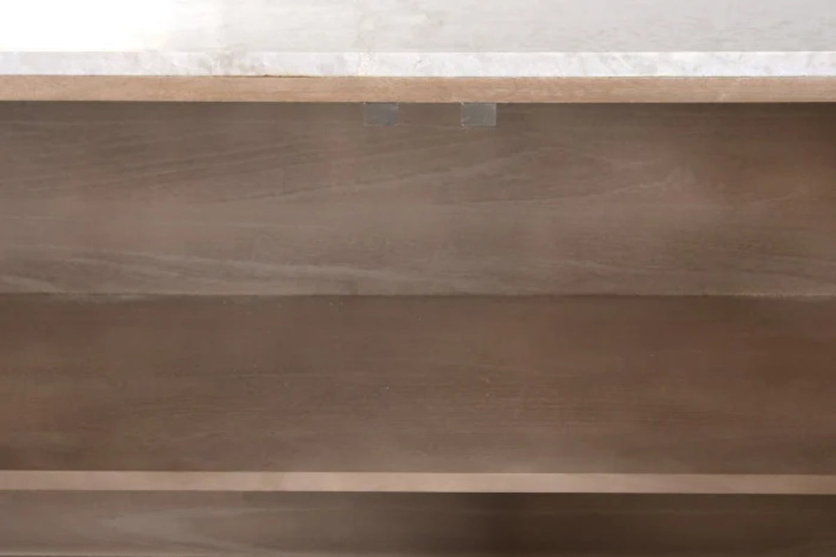 Estante interior del Buffet Arles