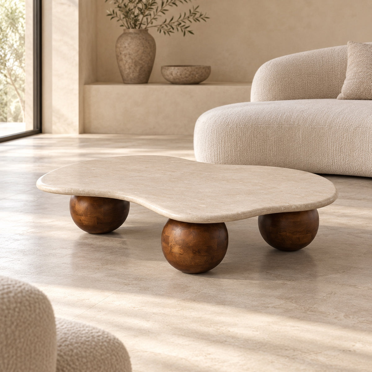 Mesa de centro Veta en un salón con sofá curvo y luz natural