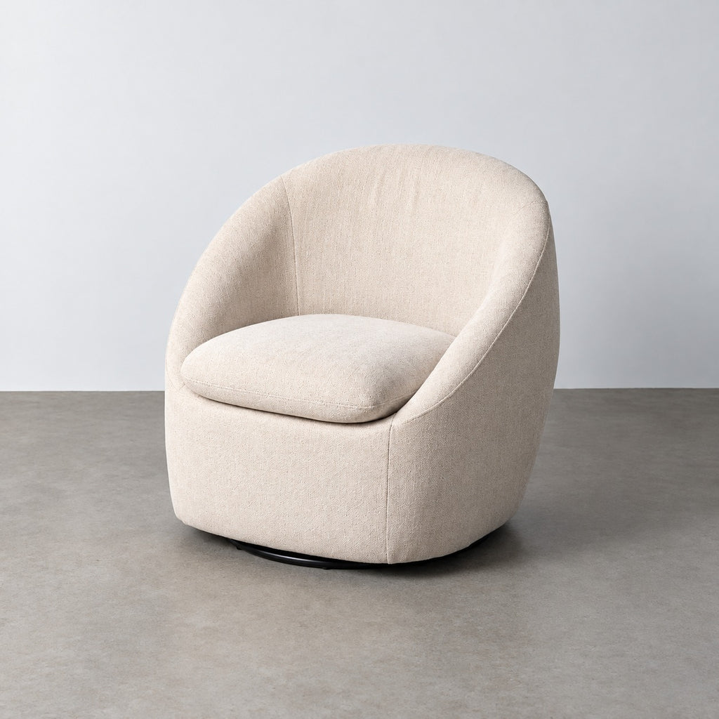 Sillón giratorio Nolia en beige con base metálica, vista en perspectiva