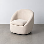 Sillón giratorio Nolia en beige con base metálica, vista en perspectiva