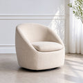 Sillón giratorio Nolia tapizado en beige junto a una ventana