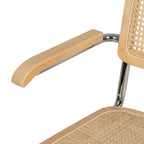 Detalle del reposabrazos de madera de la silla Berlín