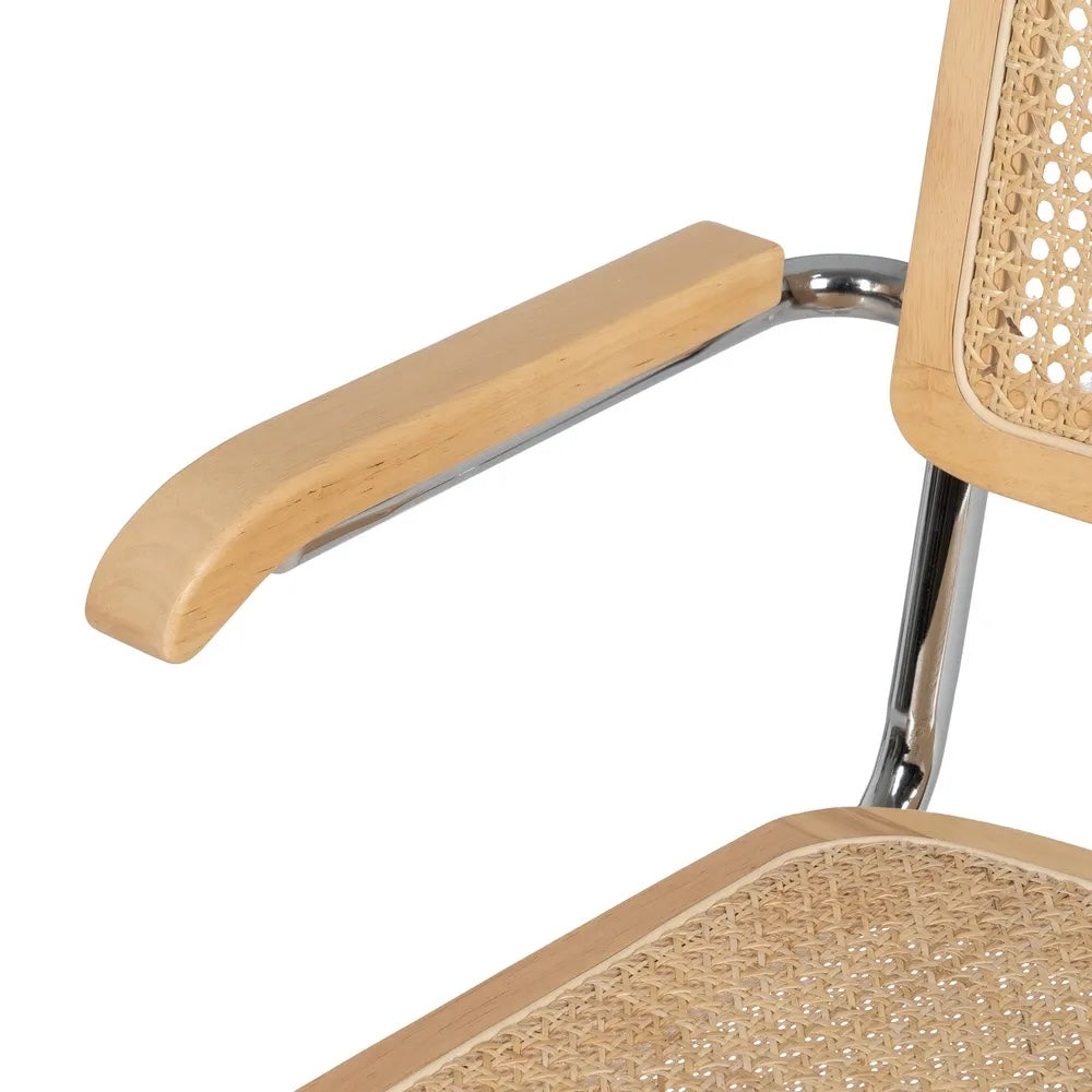 Detalle del reposabrazos de madera de la silla Berlín
