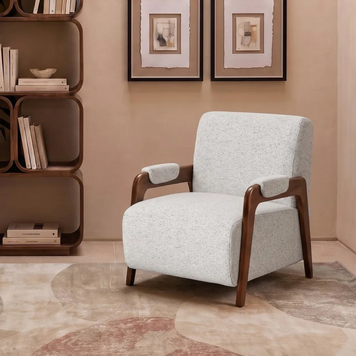 Sillón Noren beige en un salón con estantería de madera